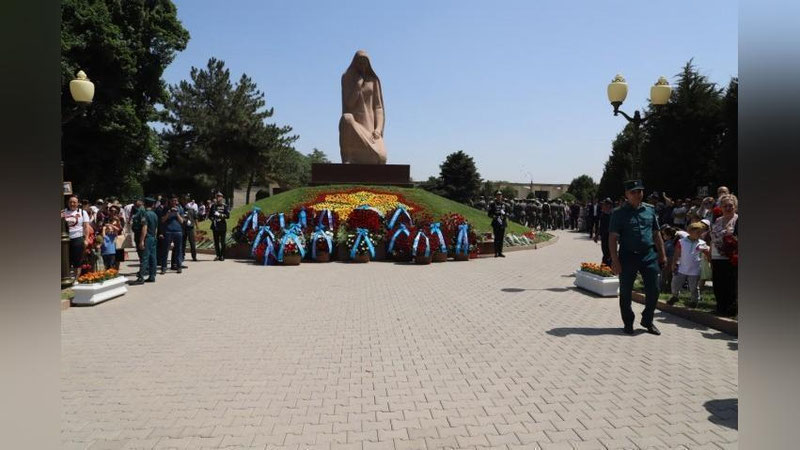 Изрображение 'В мемориальном комплексе "Братские могилы" в Ташкенте прошло торжественное возложение цветов (фото)'