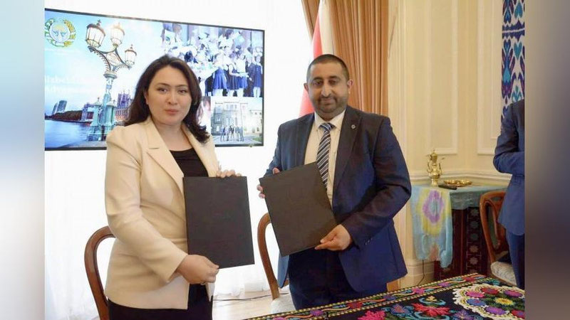 'O`zbekistondagi faol maktab direktorlari Buyuk Britaniyada malaka oshiradi'ning rasmi