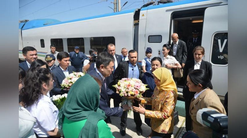 'Singapur Prezidenti Halima Yaqub Samarqandga poezdda bordi (video)'ning rasmi