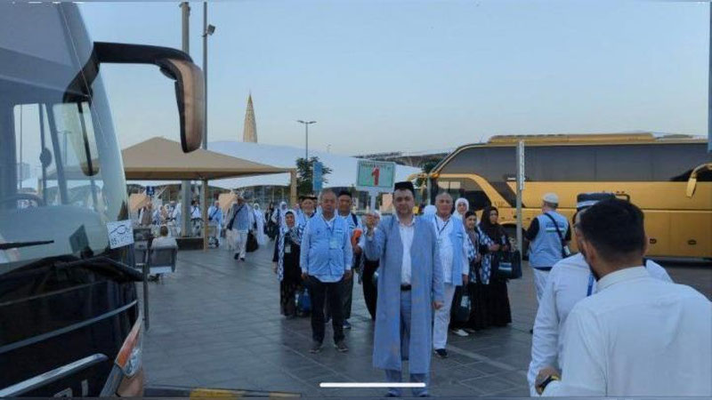 'Ziyoratchilarning dastlabki guruhi Madina shahriga etib borishdi'ning rasmi