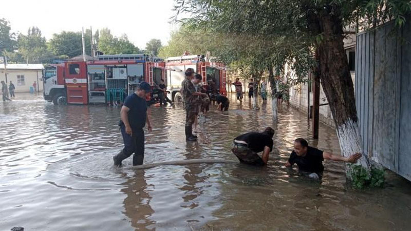 Изрображение 'В махалле в Сергели откачали разлившуюся из канала Салар воду'