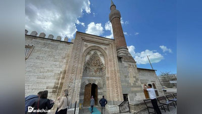 'Samarqand va Buxorodagi kabi ko`plab yog`och ustunlar ustida qad rostlagan  Eshrifo`g`li jome masjidining o`ziga xosligi nimada? (foto)'ning rasmi