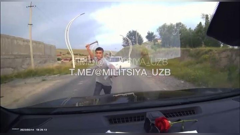 'Andijonda Matiz haydovchisi harakatdagi Equinox'ga tesha bilan hujum qildi (video)'ning rasmi