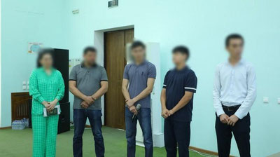'Toshkentda informatika o`qituvchisini kaltaklagan o`quvchi va uning ota-onasi barcha ustoz va murabbiylardan uzr so`radi'ning rasmi