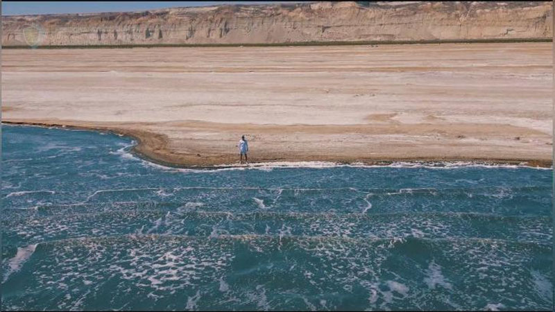 'Andrey Kulikov qurigan Orol dengizi tubi bo`ylab 42 km.dan ortiq masofani bosib o`tdi'ning rasmi