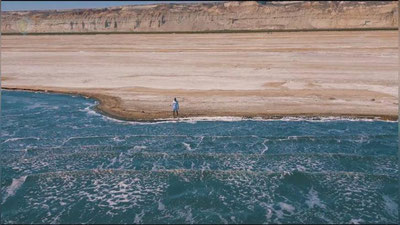 'Andrey Kulikov qurigan Orol dengizi tubi bo`ylab 42 km.dan ortiq masofani bosib o`tdi'ning rasmi