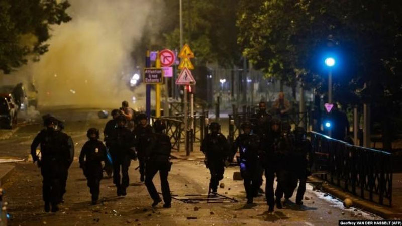 Изрображение 'Беспорядки после гибели 17-летнего подростка в пригороде Парижа распространились по всей Франции'