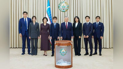 'Shavkat Mirziyoev oila a`zolari bilan Toshkent shahri Mirzo Ulug`bek tumanidagi saylov uchastkasiga borib, ovoz berdi (foto)'ning rasmi