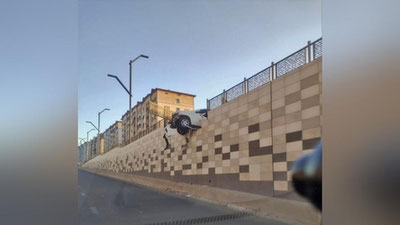 Изрображение 'В Ташкенте "Нексия" пробила стену путепровода и повисла над эстакадой'