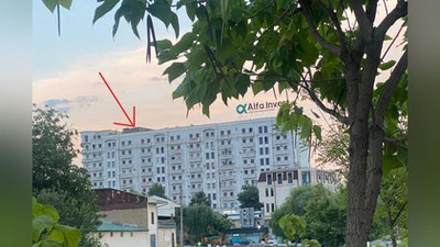 'Тошкентда 10 қаватли уй томига қўшимча уй қурилгани аниқланди'ning rasmi