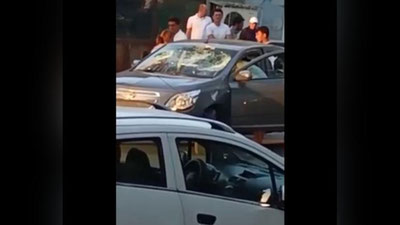 'Farg`onada erkak taksi haydovchisi telefoniga javob bermagani uchun uning mashinasini tosh bilan urib, pachoqlab tashladi (video)'ning rasmi