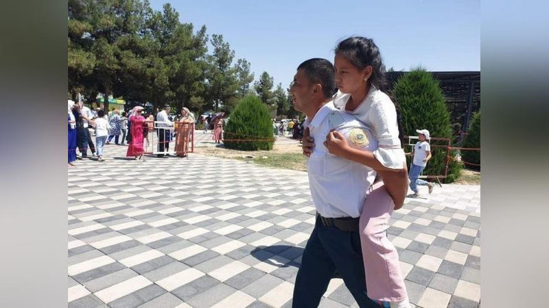 'Andijonda nogiron qizni elkasida ko`tarib, imtihonga kiritgan ichki ishlar xodimi taqdirlandi'ning rasmi