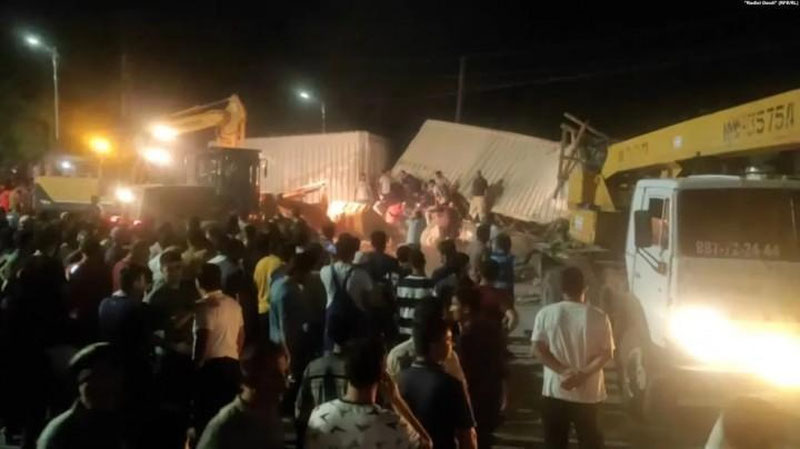 'Tojikistonda yuk mashinasi avval bir nechta avtomobillarga urilib, keyin uylarga kirib ketdi: 10 kishi halok bo`lgan (video)'ning rasmi