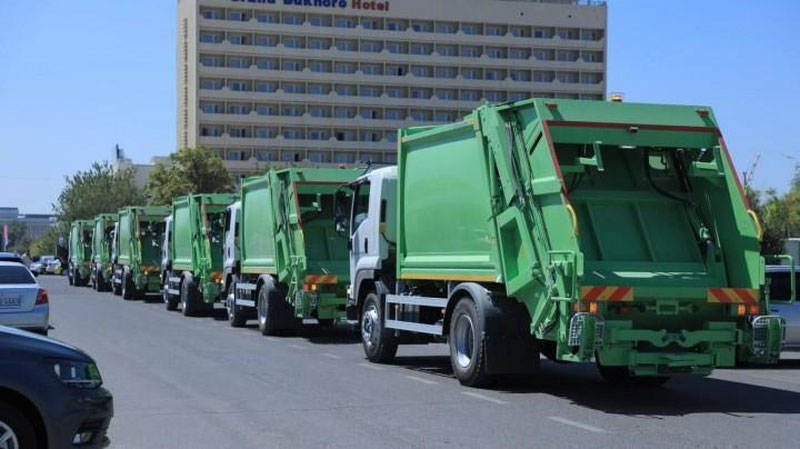 'Buxoroga 15 ta chiqindi yig`uvchi zamonaviy mashinalar keltirildi'ning rasmi