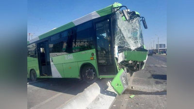 'Sergelida yo`lovchi avtobusi beton ustunga borib urilishi natijasida YTH sodir bo`ldi. Jabrlanganlar bor (video)'ning rasmi