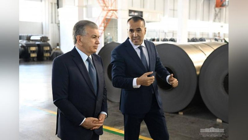 'Shavkat Mirziyoev Samarqanddagi metall buyumlar ishlab chiqaruvchi yirik zavod faoliyati bilan tanishdi'ning rasmi