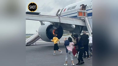 Изрображение 'В самолете Air China во время полета загорелся двигатель (видео)'