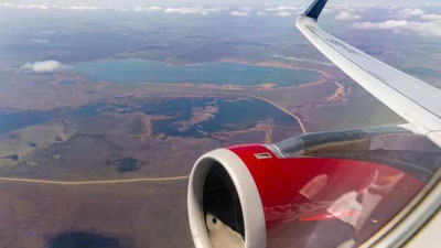 'Hindistonda yo`lovchi samolyot eshigini ochib, undan sakramoqchi bo`ldi(video)'ning rasmi