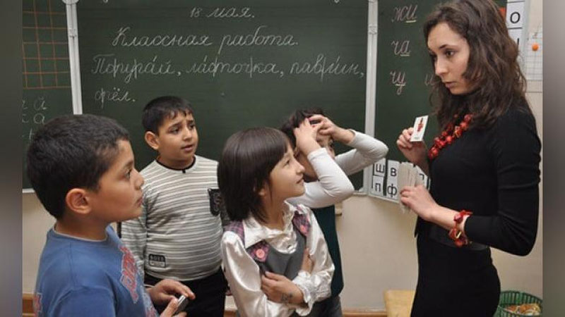 'Rossiyada migrantlar bolalar uchun tibbiy sug`urtani sotib olish majburiy joriy etilishi mumkin'ning rasmi