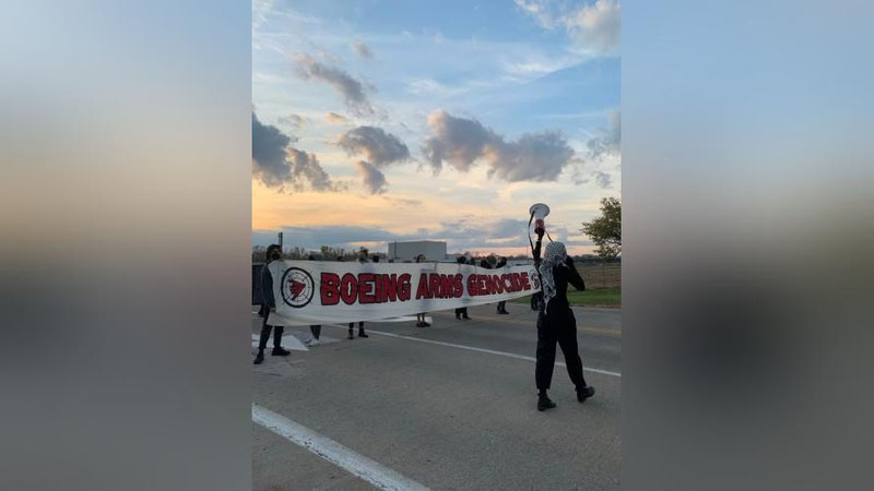 'АҚШдаги Boeing  заводи Ғазодаги урушни тўхтатиш талаби билан блокланди'ning rasmi