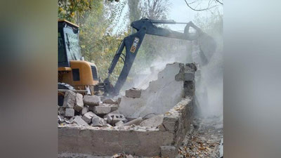 '“Dendropark”dagi noqonuniy qurilish binolarini buzish boshlandi (video)'ning rasmi