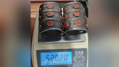 Изрображение 'На границе в Хорезме при попытке вывоза из страны обнаружили два старинных браслета'