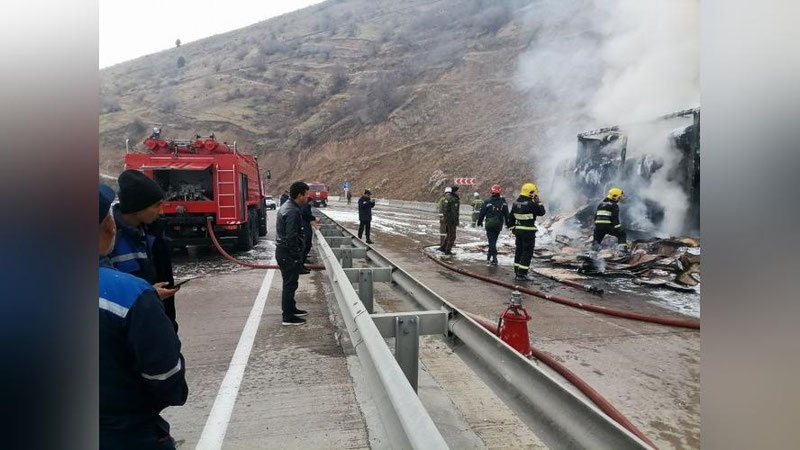 '"Qamchiq" dovonida yuk mashinasi yonib ketdi, "Vodiy-Toshkent" yo`li bir muddat yopildi (video)'ning rasmi