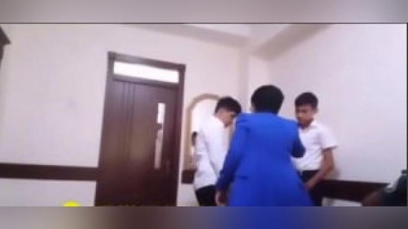 'Toshkentda maktab direktori ikki o`quvchini ayovsiz kaltakladi (video)'ning rasmi