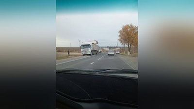 Изрображение 'В Джизакской области грузовик снес одну из балок ж/д моста'