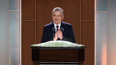 'Shavkat Mirziyoev BMT konferensiyasida 140 nafar davlat rahbarlari orasida birinchilardan bo`lib nutq so`zlaydi'ning rasmi