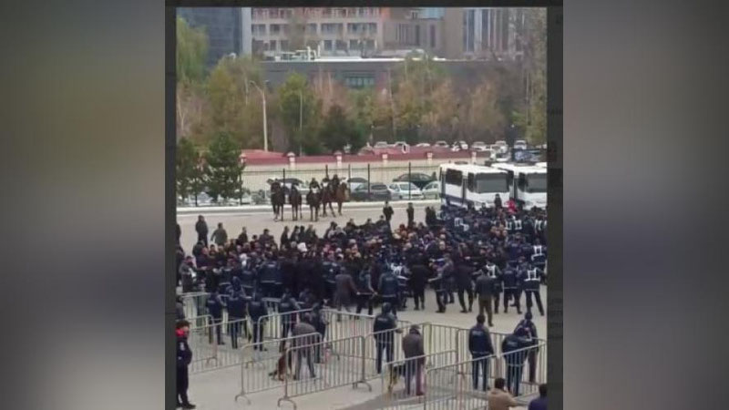 'G`aflatda qolgan Milliy gvardiya ommaviy tartibsizlikni bostirish usullarini o`rganmoqda (video)'ning rasmi