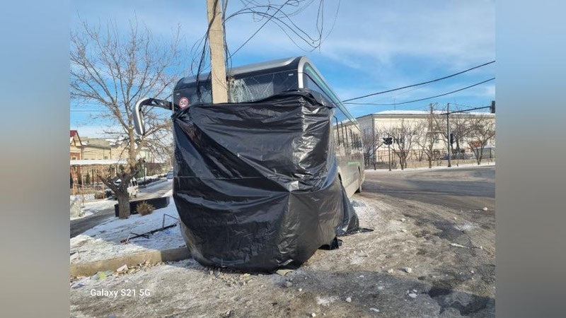 'Toshkentda muzlagan yo`lda boshqaruvni yo`qotgan elektrobus simyog`ochga urildi'ning rasmi