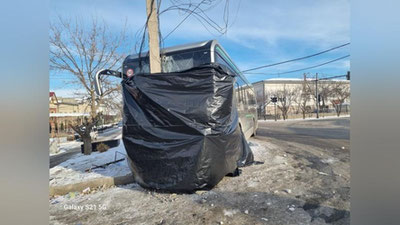 'Toshkentda muzlagan yo`lda boshqaruvni yo`qotgan elektrobus simyog`ochga urildi'ning rasmi