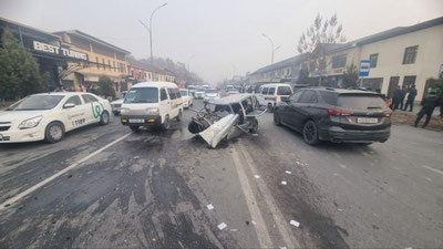 Изрображение 'В Маргилане водитель автомобиля Tahoe превратил Tico в груду металла (видео)'