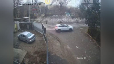 Изрображение 'Во дворе на Юнусабаде водитель Tracker сбила двух детей (видео)'