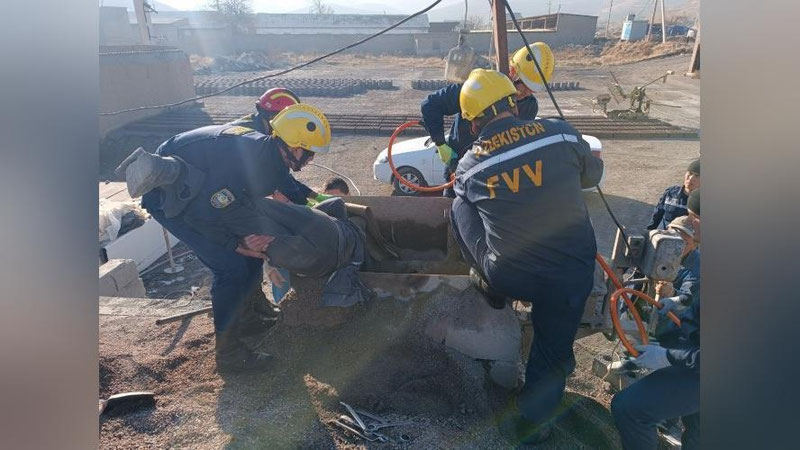 'Jizzaxda uskunaga tushib ketgan ishchining hayoti saqlab qolindi'ning rasmi