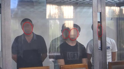 'Namanganda 590 ming AQSh dollarini Qirg`izistonga o`tkazmoqchi bo`lgan shaxslarga sud hukmi o`qildi (video)'ning rasmi