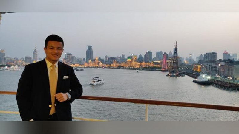 'Oddiy ofisiantlikdan xalqaro darajadagi xizmat ko`rsatish murabbiyligiga qadar bo`lgan yo`l: restoran sohasidagi o`n yillik tajriba'ning rasmi