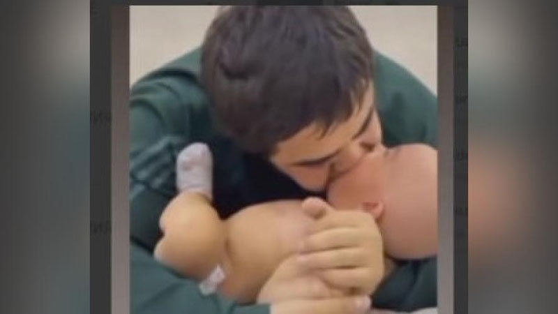 'Jizzaxlik ota go`dak farzandini turli shakldagi vahshiyona hatti-harakatlar bilan qiynadi(video)'ning rasmi