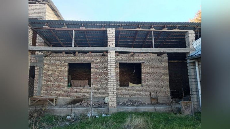 'Navoiy viloyati hokimi uyi yonib ketgan ayol uyini ta`mirlab berishni va`da berdi(video)'ning rasmi