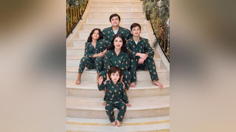 '"Oilangiz barcha tashvishlardan himoya qiluvchi ishonchli qo`rg`oningiz bo`lsin" Saida Mirziyoeva Yangi yil tilaklarini bildirdi.'ning rasmi