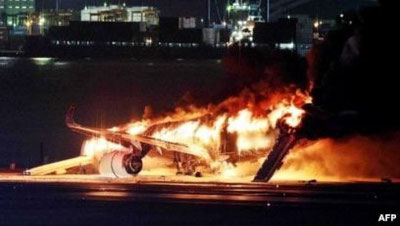 Изрображение 'Пассажирский самолет загорелся при посадке в аэропорту Токио (видео)'