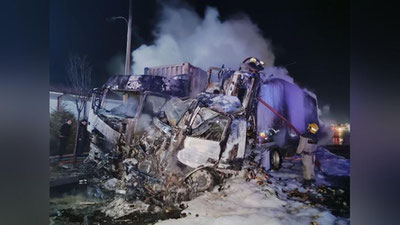 Изрображение 'В Самаркандской области столкнулись и сгорели две фуры (видео)'