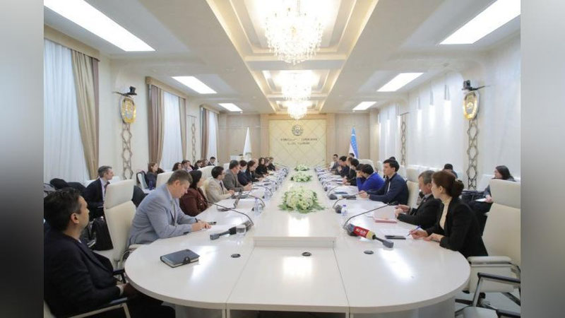 'Adliya vazirligida “Mamlakat platformasi”ning Qonun ustuvorligi va davlat boshqaruvi yo`nalishi bo`yicha Ishchi guruhining yig`ilishi bo`lib o`tdi'ning rasmi