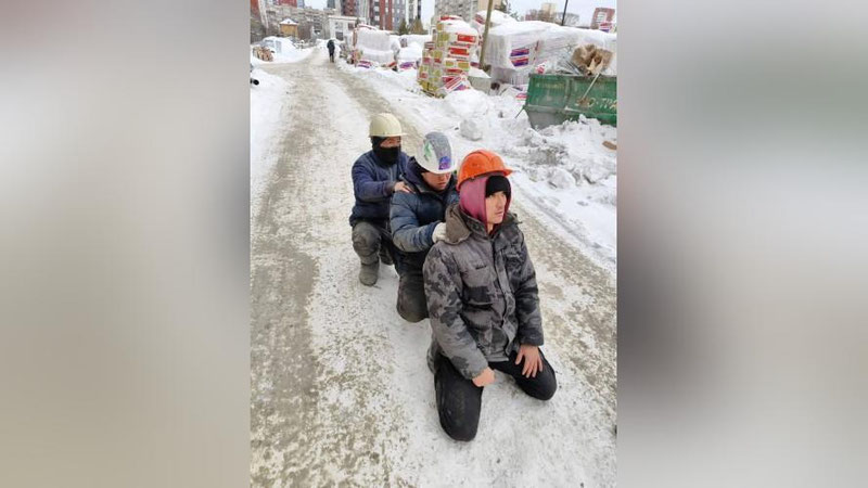 'Россияда полиция мигрантларни ўрдаксимон юришга мажбурлади(видео)'ning rasmi