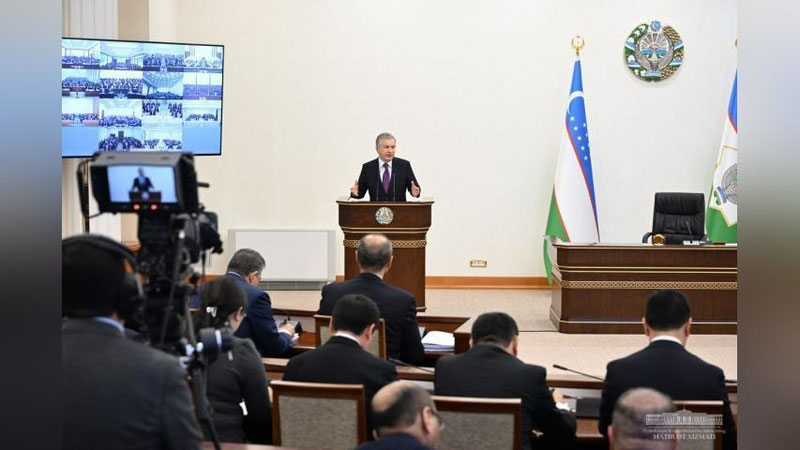 'Bosh vazirga  kamchiliklar qayd etilgan 18 ta tuman va shahar hokimlarining lavozimga loyiqligini ko`rib chiqish topshirildi'ning rasmi