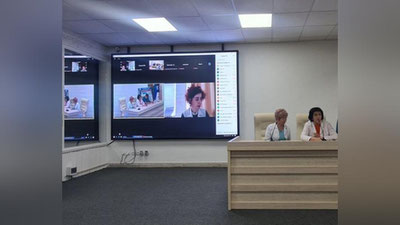 'Ona va bola salomatlik markazi va JSST ekspertlari tug`ishga tayyorlashga yangicha yondashuvni muhokama qilyapti'ning rasmi