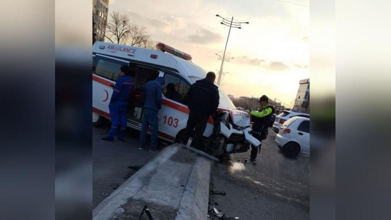 'Тошкентда тез ёрдам машинаси ЙТҲга учради, икки киши жароҳатланган'ning rasmi