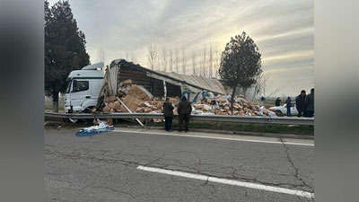 Изрображение 'В Янгиюле опрокинувшийся грузовик заблокировал трассу (видео)'