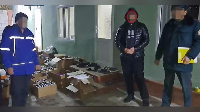 'Namanganda ommabop dorilarning qalbakisini tayyorlab, sotib yurgan "Tez yordam" feldsheri qo`lga olindi (video)'ning rasmi